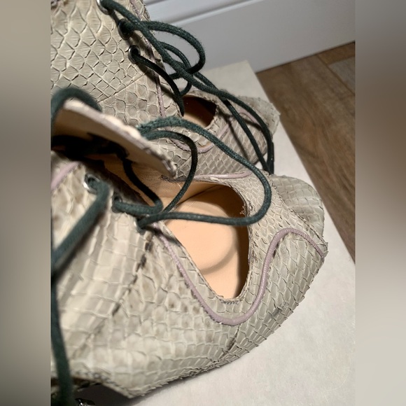 Pour La Victoire gray snakeskin embossed open toe stiletto - Picture 11 of 16